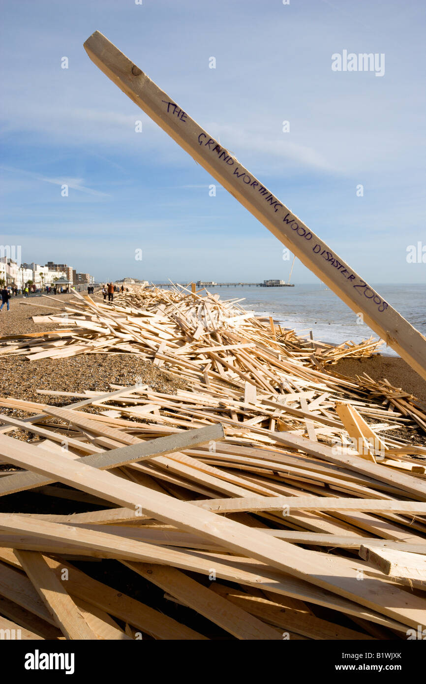 ENGLAND West Sussex Worthing Holz Ladung Schutt am Strand von Schiffbrüchigen Eisprinzessin, die vor der Küste von Dorset mit Pier sank Stockfoto