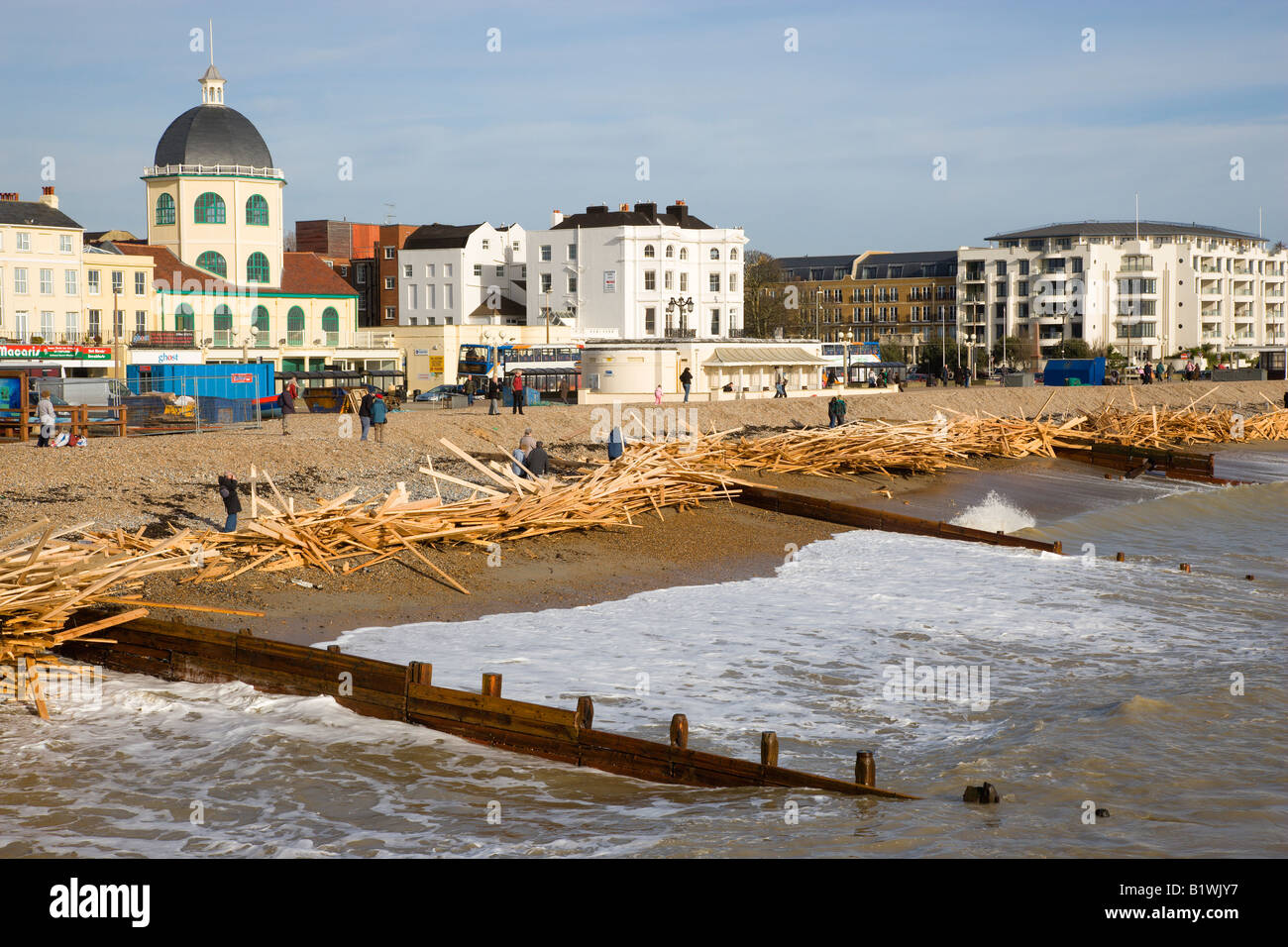 ENGLAND West Sussex Worthing Holz am Strand von Schiffbrüchigen Eisprinzessin mit Holz zwischen Buhnen bei Hochwassermarke Stockfoto