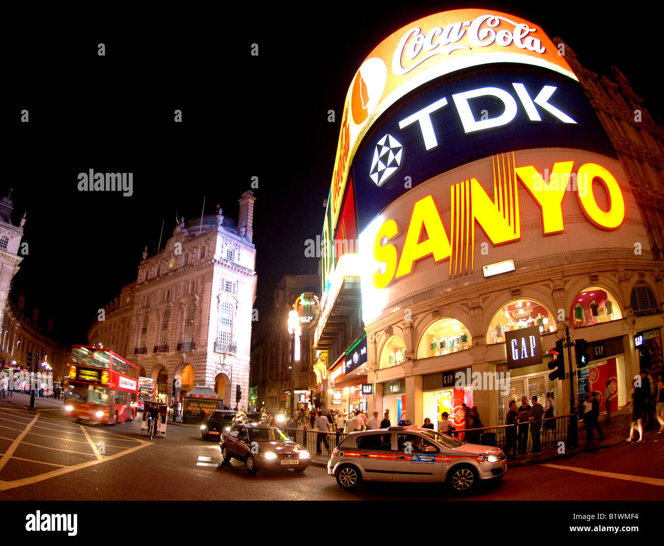 Piccadilly, London bei Nacht Stockfoto