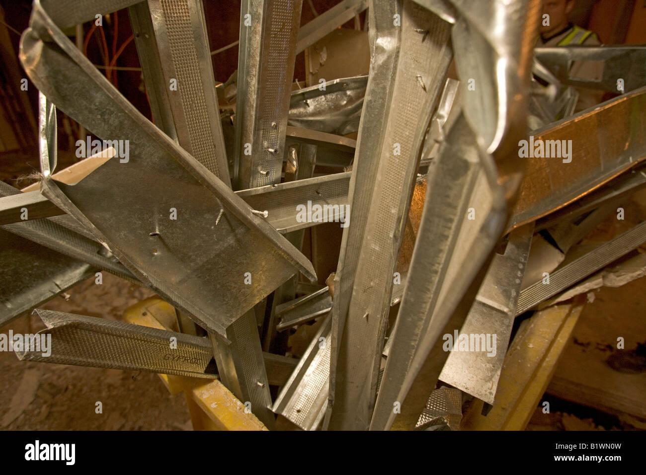 Alu-Achsschenkel sind auf einer Baustelle verschrottet. Stockfoto