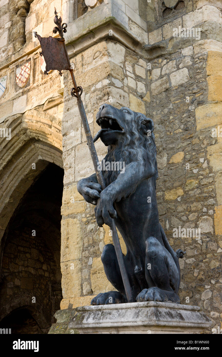 Löwenstatue Bewachung der mittelalterlichen Bargate in Southampton, Hampshire, England Stockfoto