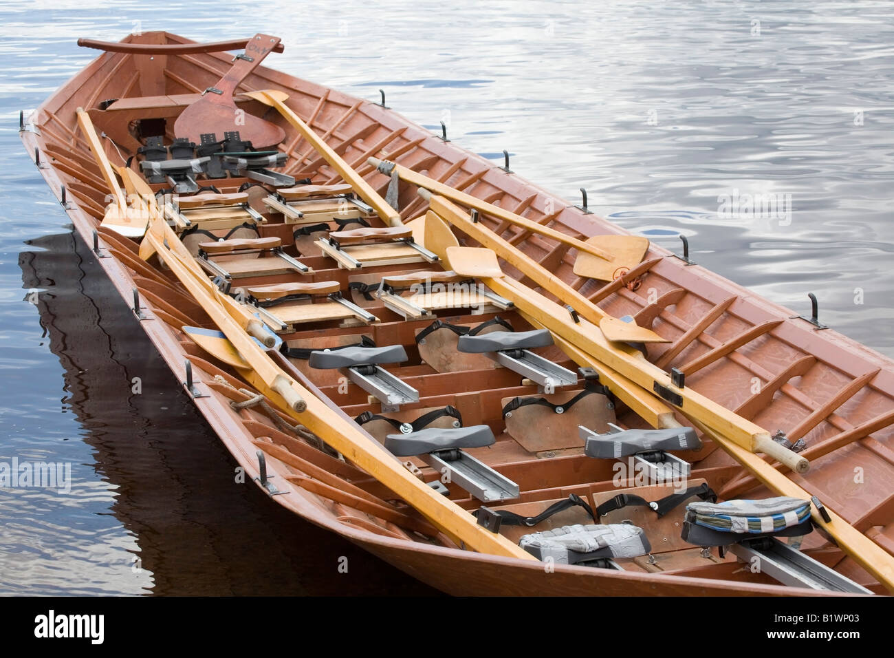 Boot Rudern Multi-Sitz aus Holz Ruderboot Stockfotografie - Alamy