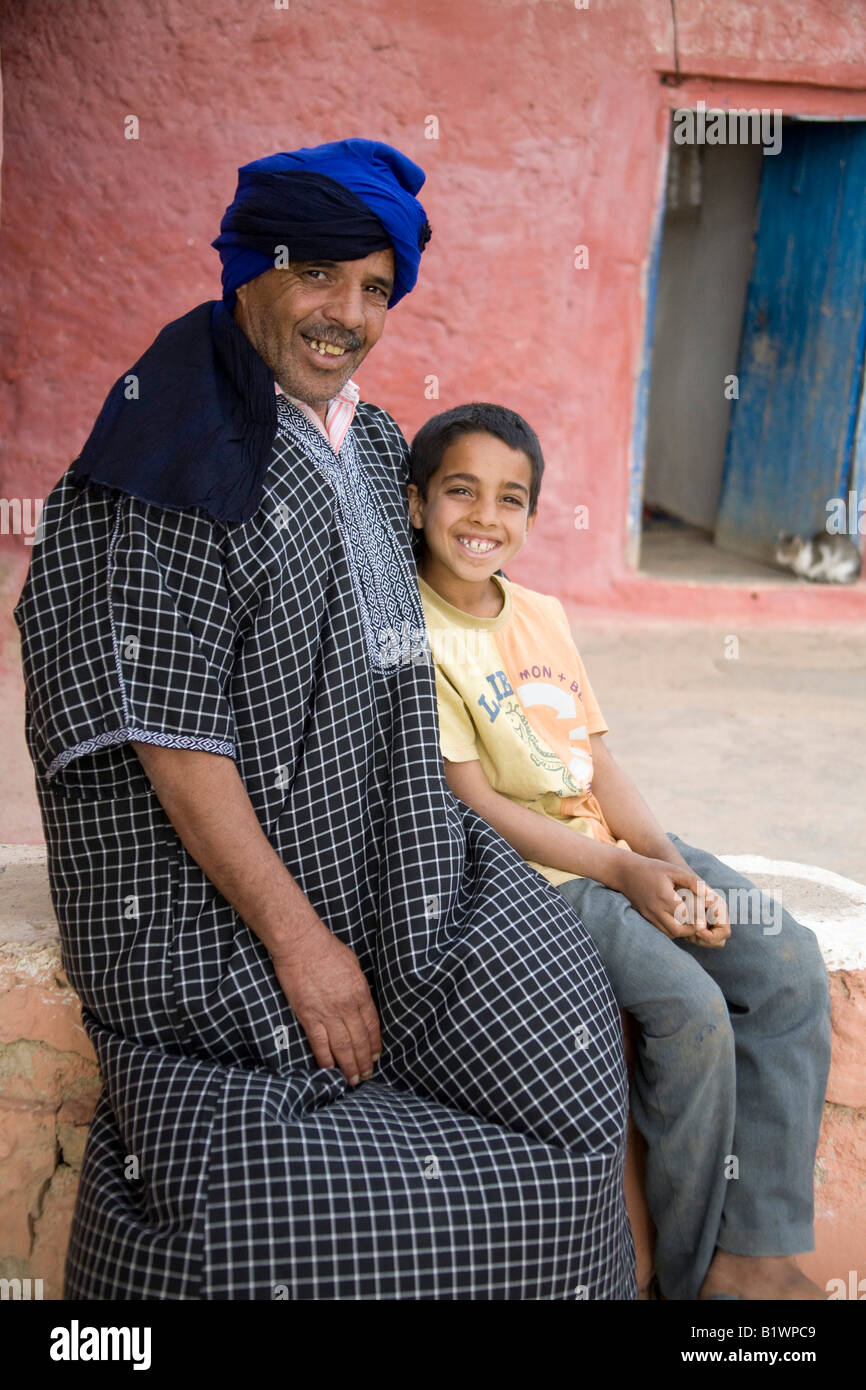 Morocan Touareg Schäfer + Sohn mit blauen Turban mit Blick auf Smiling teeth.89295 Morocco Stockfoto