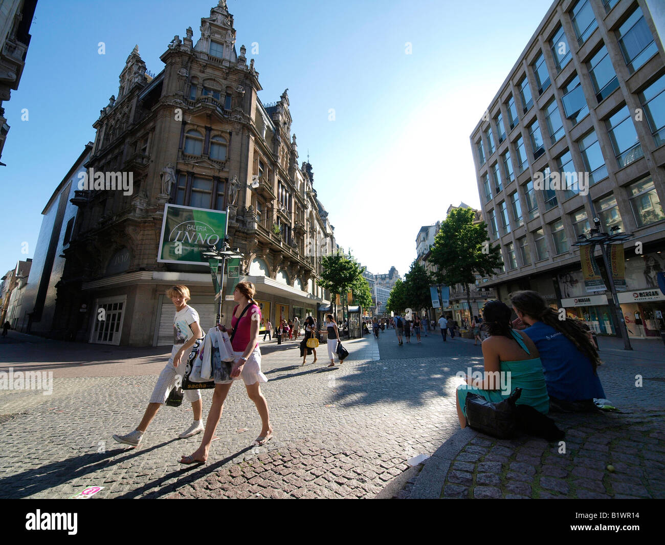 Blick Haupteinkaufsstraße Meir am Ende des Tages mit Passanten Antwerpen-Belgien Stockfoto