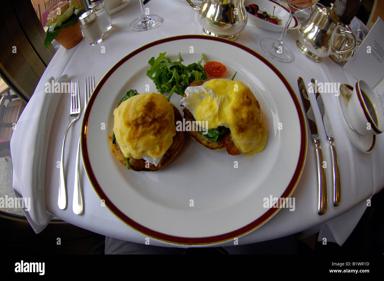 Eiern Benedict Fruhstuck Hotel Adlon Unter Den Linden Berlin Deutschland Funf Sterne Luxus Deutschland Mann Frau Deutschland Teller Essen Stockfotografie Alamy