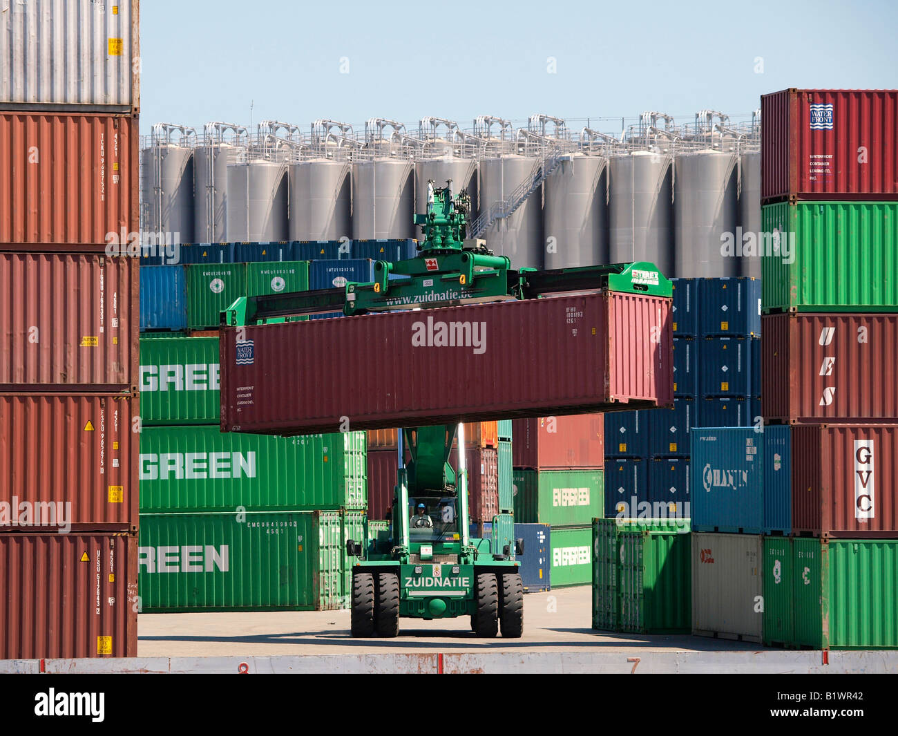 Spezialfahrzeug großen Kran für den Umgang mit stapelbaren Container Hafen von Antwerpen Flandern Belgien heben Stockfoto