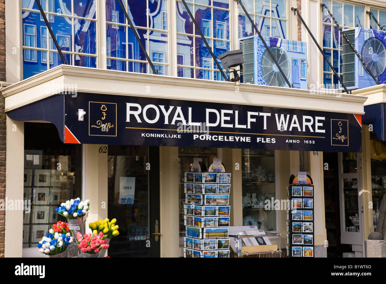 Geschäft mit Royal Delfter Keramik, in Delft. Niederlande. Stockfoto