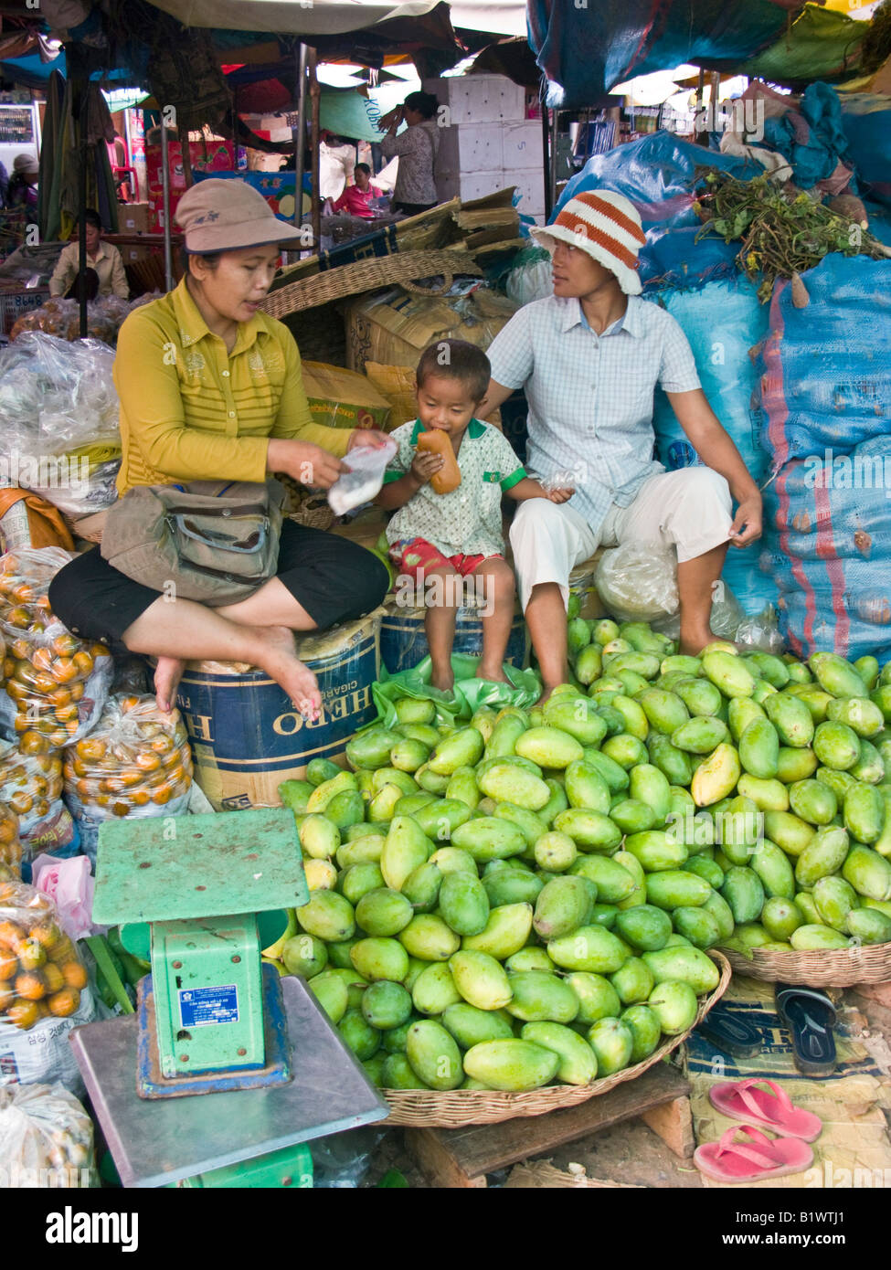 Frau und Kind am Mango Markt Abwürgen, Siam Reap, Kambodscha Stockfoto