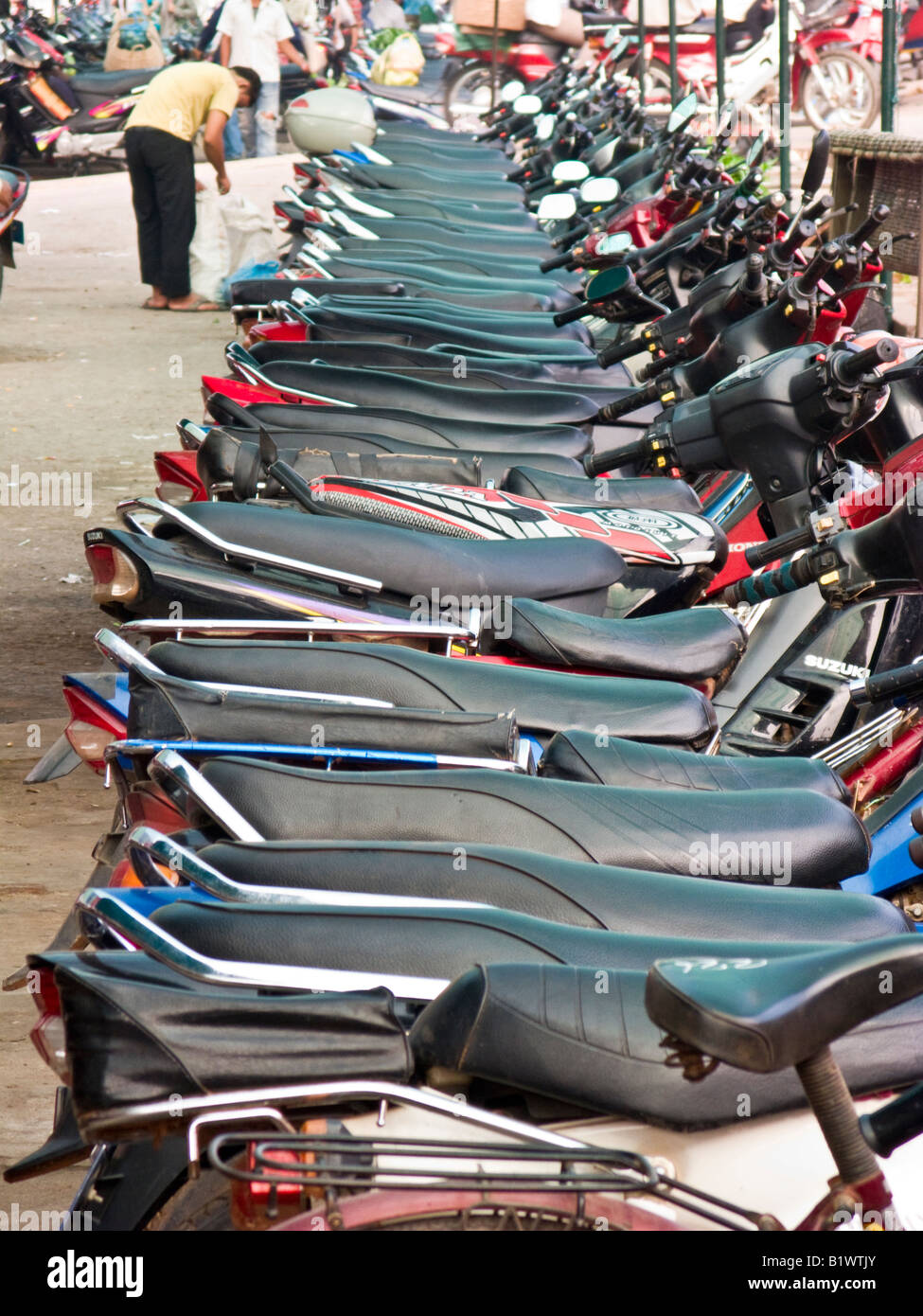 Reihe von geparkten Motorräder, Siam Reap, Kambodscha Stockfoto
