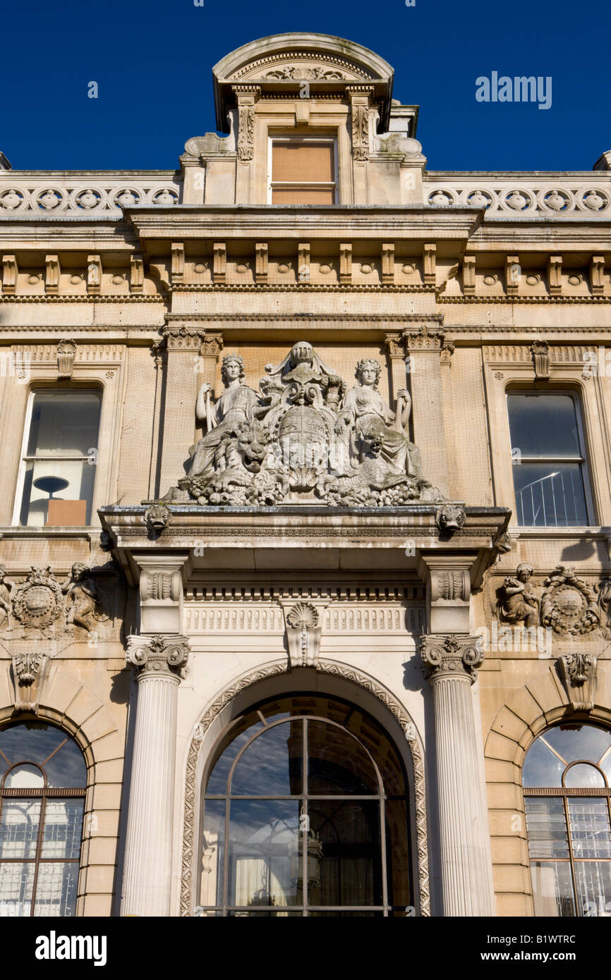 Aufwendige Skulptur schmückt ein altes Bankgebäude in Southampton, Hampshire, England Stockfoto