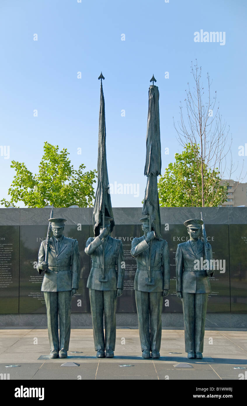 Air Force Memorial Honor Guard Skulptur Arlington Virginia // ARLINGTON, Virginia — die Ehrenwache am Air Force Memorial zeigt vier Mitarbeiter der Air Force in zeremonieller Form. Zwei Flieger an den Enden tragen Gewehre an den Schulterarmen, während zwei in der Mitte Wartungsfahnen halten. Die bronzenen Figuren stehen in präziser Ehrenwache, die die zeremoniellen Aufgaben der Ehrenwache der Luftwaffe bei militärischen Zeremonien und Gedenkstätten darstellen. Stockfoto