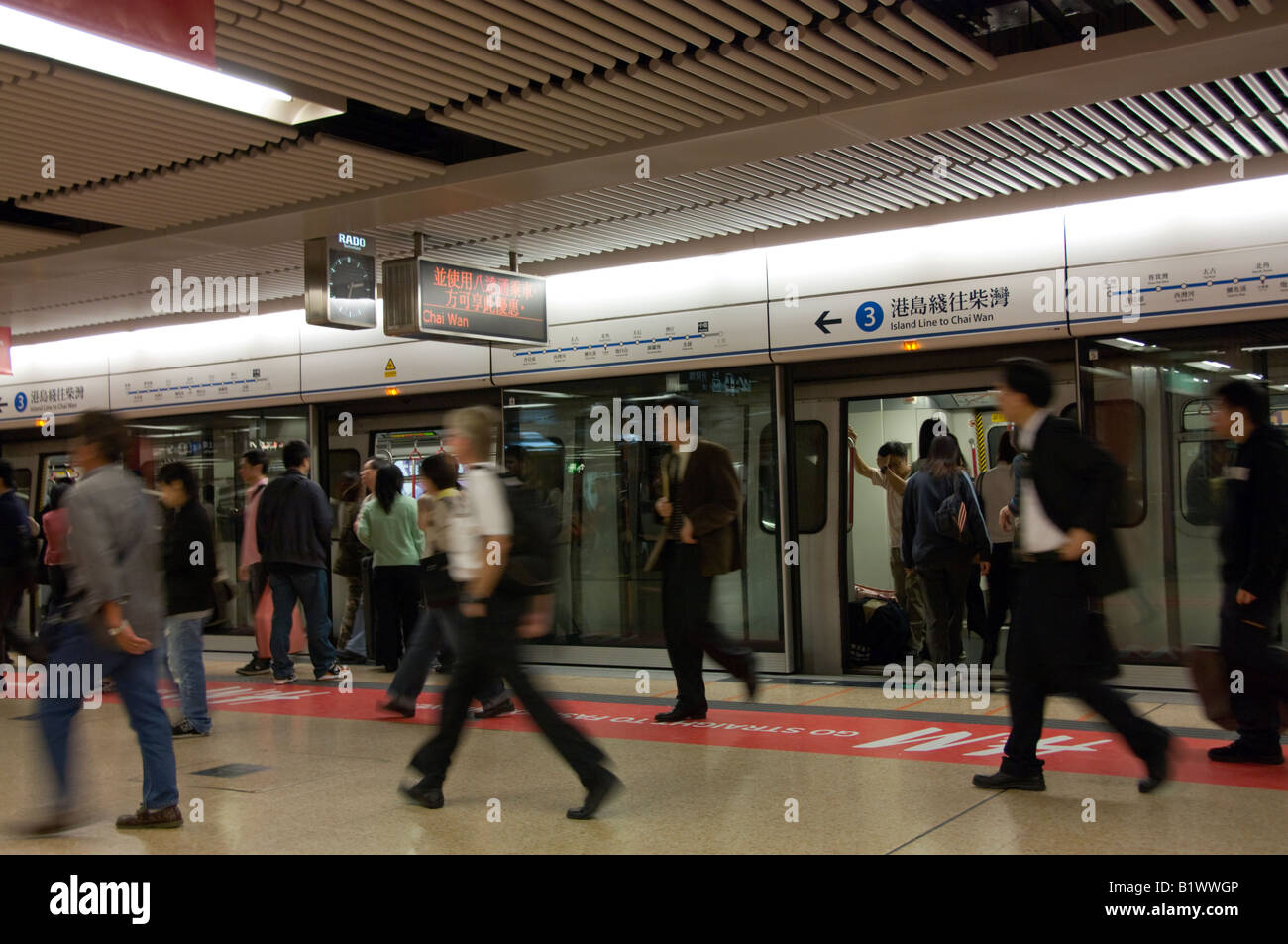 Chinesische Leute aussteigen MTR Zug auf Hong Kong U-Bahn, Hong Kong, China, Asien Stockfoto