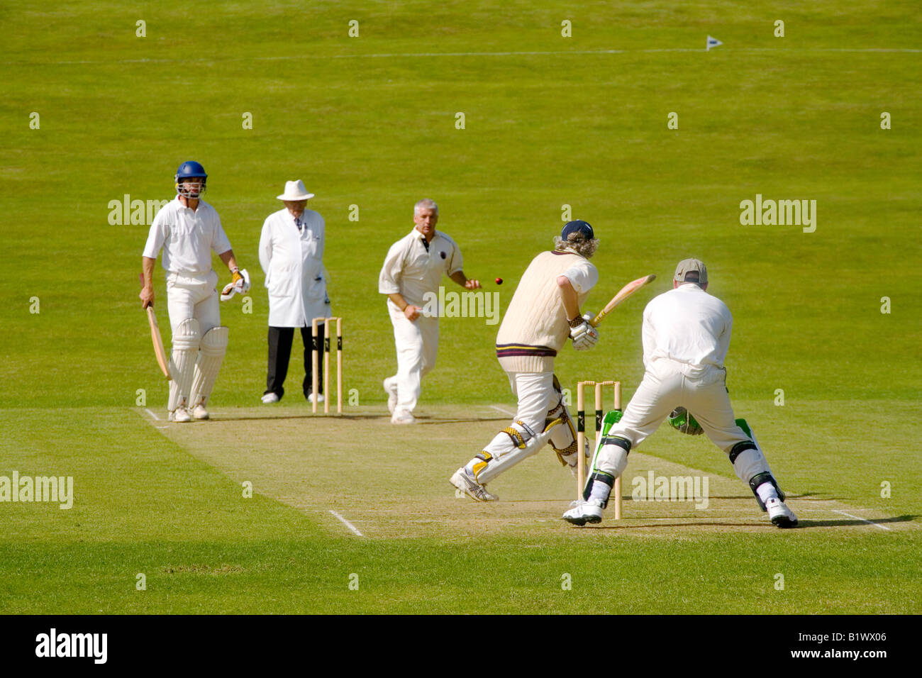 Englische Cricket-Match in Dorf in Surrey Stockfoto