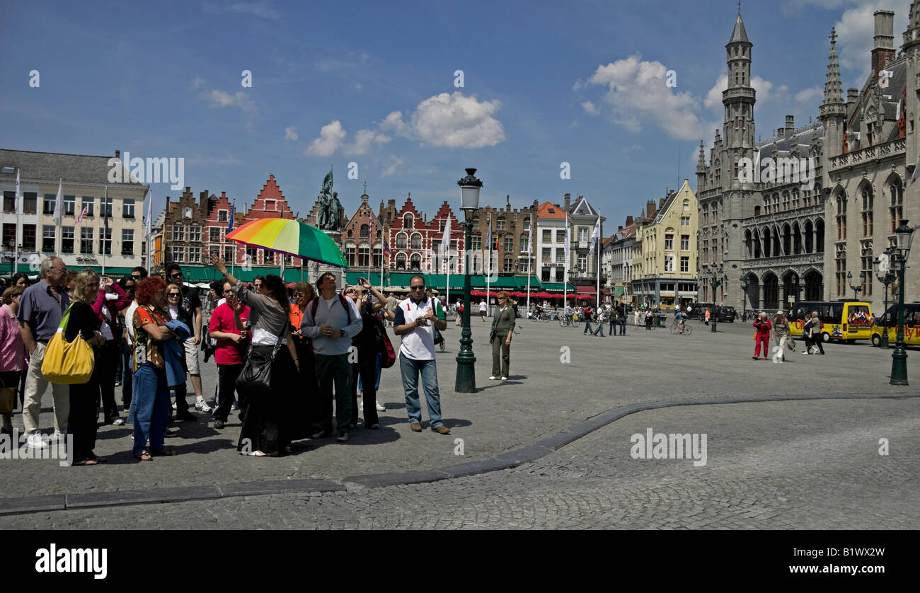 Sightseeing-Touristen, geführte Tour, Markt, Brügge, Belgien Flandern, Europa Stockfoto