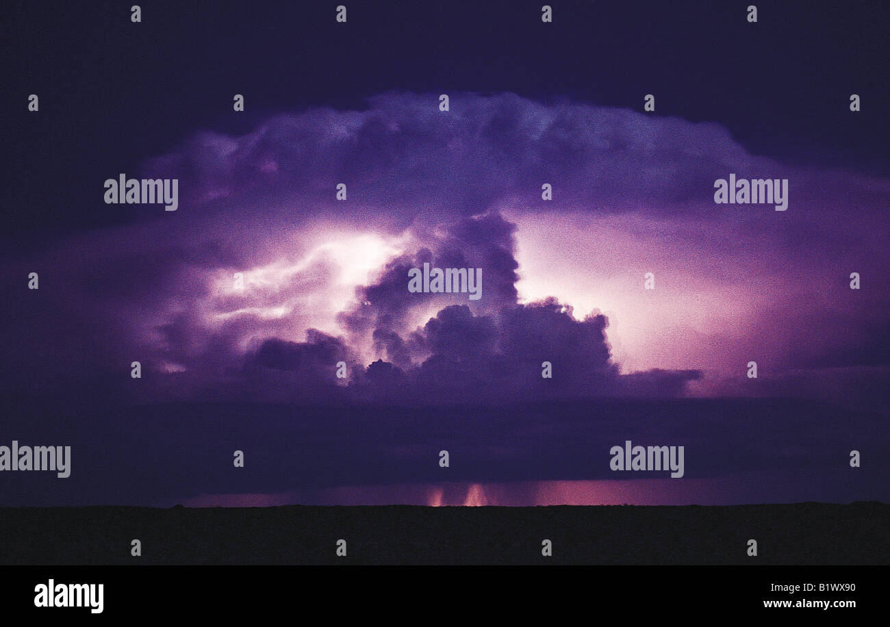 Blatt und Flash-Blitz bei einem entfernten elektrischen Gewitter gesehen in der Nacht im nördlichen Kenia in Ostafrika Stockfoto