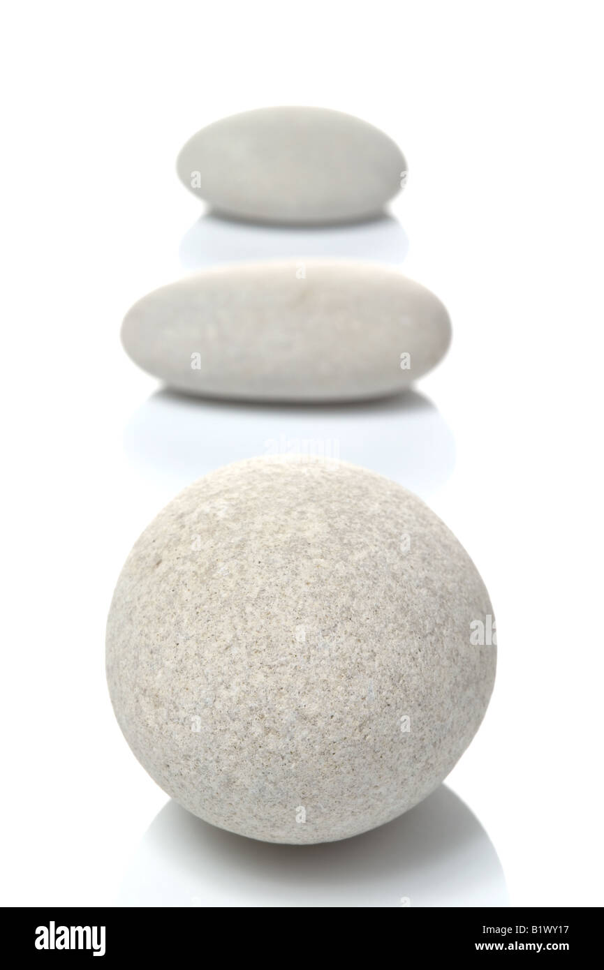 Drei weiße Kieselsteine Fokus auf vorderen Pebble isoliert auf weißem Hintergrund Stockfoto