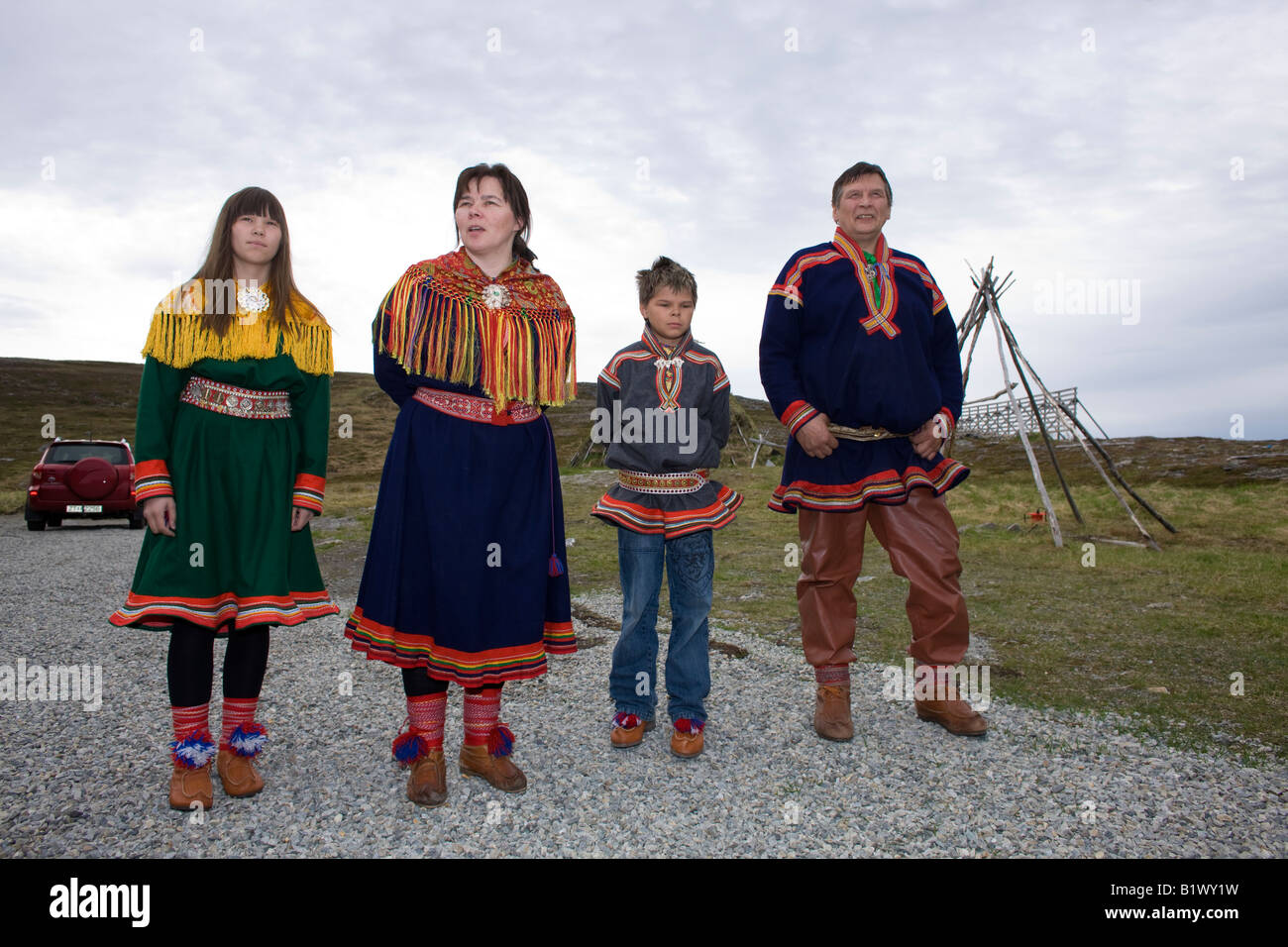 Familie gekleidet in traditionellen Sami Folkdress auf Wurzeln in der Nähe von Hammerfest in Norwegen Stockfoto