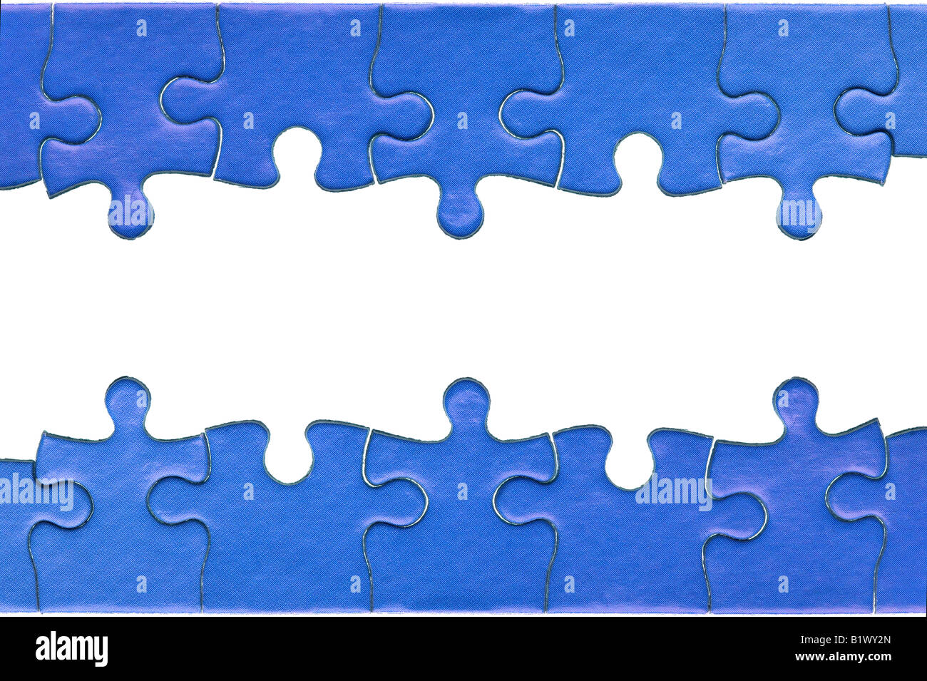Stücke von einem echten blauen Puzzle angeordnet, um eine Seite Kopf- und Fußzeile isoliert auf einem weißen Hintergrund bilden Stockfoto