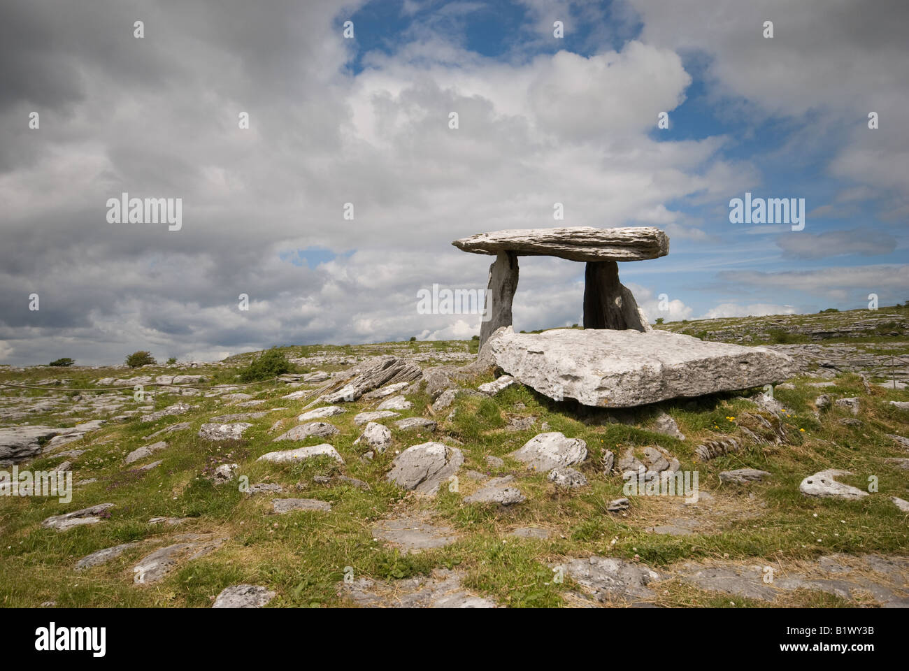 Poulnabrone Durchgang Grab, the Burren, Co. Clare, Irland Stockfoto