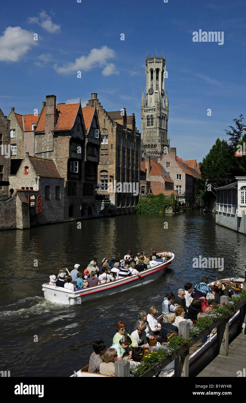 Touristen, die sightseeing auf Canal boat Brügge, Flandern Belgien, Flandern, Europa Stockfoto