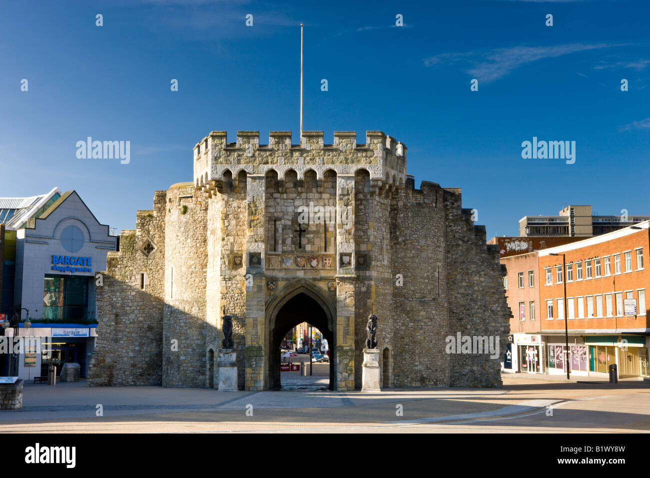 Die Bargate markieren den Eingang in die mittelalterliche Stadt von Southampton Hampshire England Stockfoto