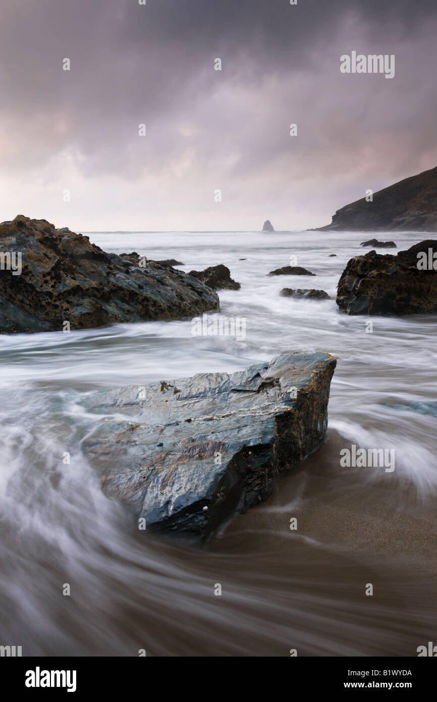 Flut herumwirbelt Felsen am Tregardock Beach North Cornwall England Stockfoto