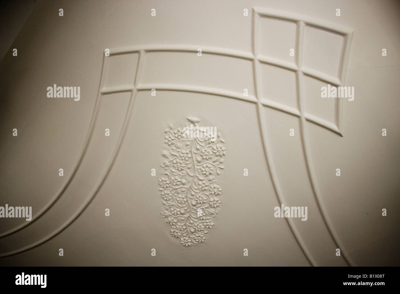 Ein geometrisches Muster an der Wand. Stockfoto