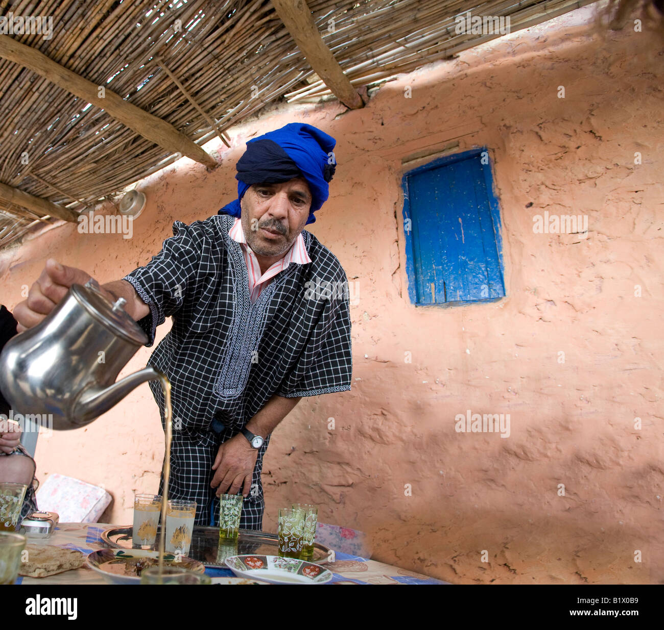 Morocan Touareg Hirt mit blauen Turban vor dem servieren tea.89290 Morocco Stockfoto