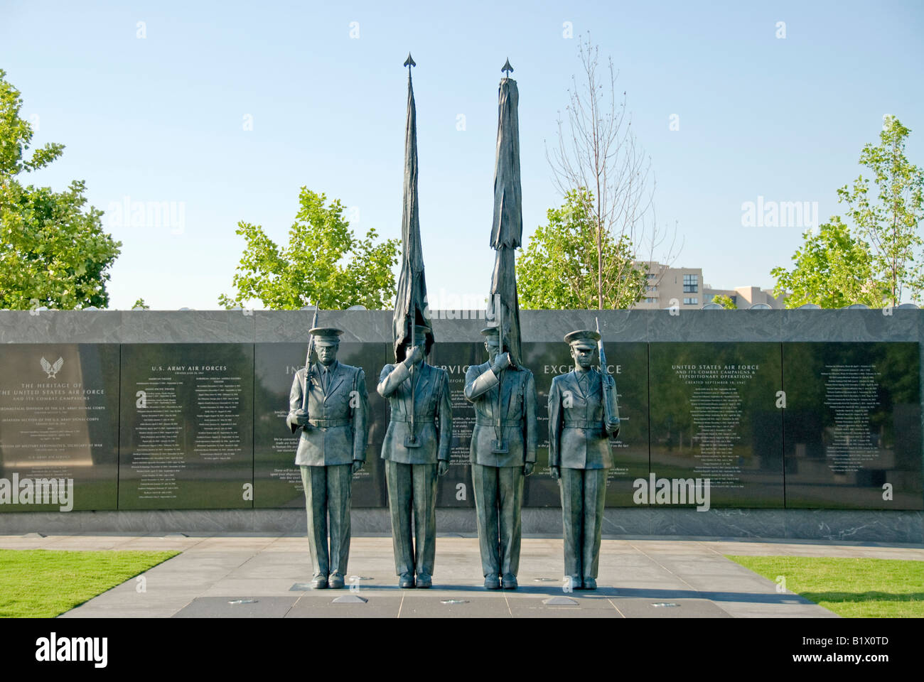 Air Force Memorial Honor Guard Skulptur Arlington Virginia // ARLINGTON, Virginia — die Ehrenwache am Air Force Memorial zeigt vier Mitarbeiter der Air Force in zeremonieller Form. Zwei Flieger an den Enden tragen Gewehre an den Schulterarmen, während zwei in der Mitte Wartungsfahnen halten. Die bronzenen Figuren stehen in präziser Ehrenwache, die die zeremoniellen Aufgaben der Ehrenwache der Luftwaffe bei militärischen Zeremonien und Gedenkstätten darstellen. Die Skulptur ist Teil des größeren Air Force Memorial Complex, der 2006 eröffnet wurde, um den Gottesdienst und die Opfer der zu ehren Stockfoto