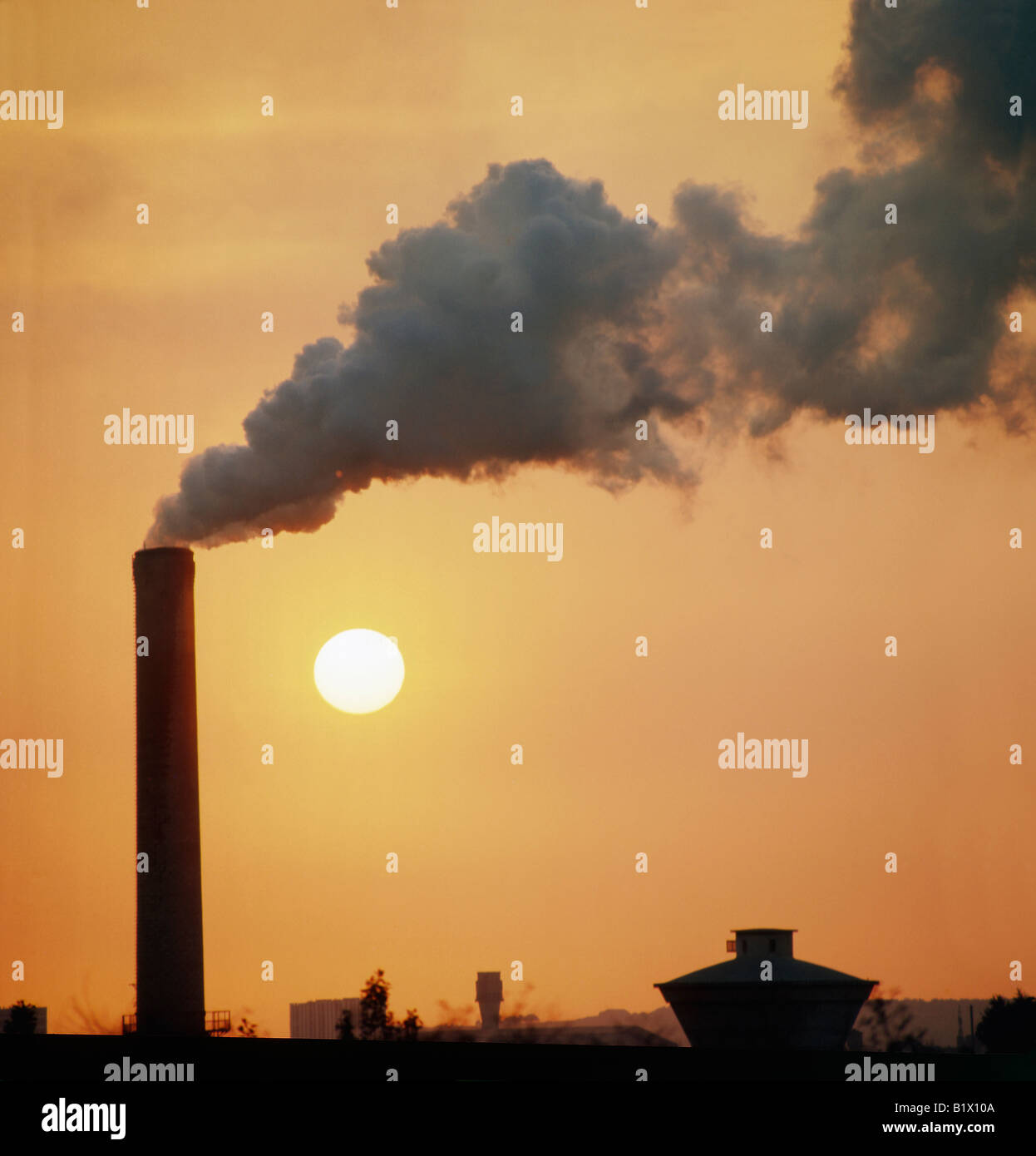 Umweltverschmutzung Par la Fumée d Une Usine de Fabrication de Ciment Frankreich Mantes la Ville Verschmutzung durch den Rauch eines Fertigung p Stockfoto
