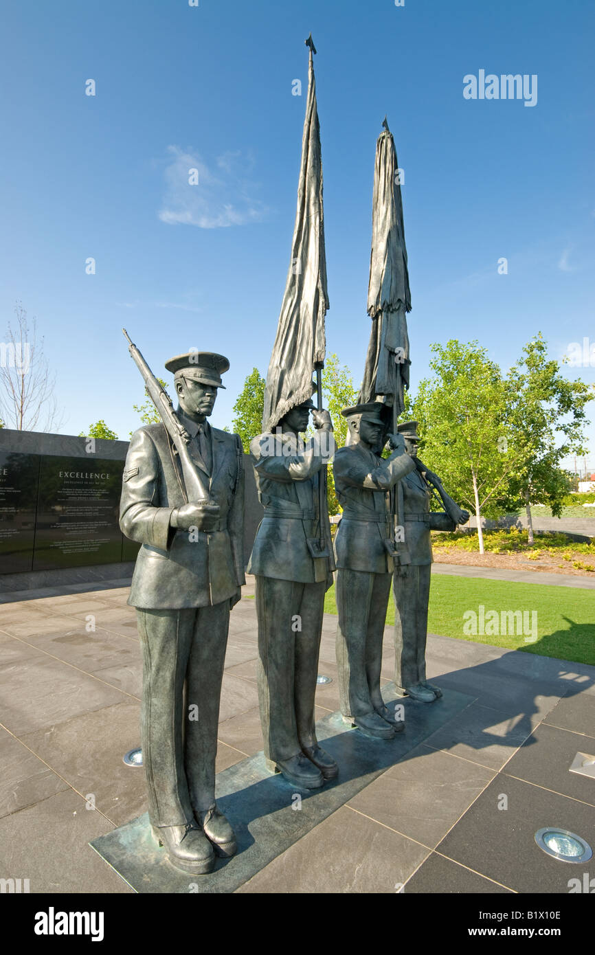 Air Force Memorial Honor Guard Skulptur Arlington Virginia // ARLINGTON, Virginia — die Ehrenwache am Air Force Memorial zeigt vier Mitarbeiter der Air Force in zeremonieller Form. Zwei Flieger an den Enden tragen Gewehre an den Schulterarmen, während zwei in der Mitte Wartungsfahnen halten. Die bronzenen Figuren stehen in präziser Ehrenwache, die die zeremoniellen Aufgaben der Ehrenwache der Luftwaffe bei militärischen Zeremonien und Gedenkstätten darstellen. Die Skulptur ist Teil des größeren Air Force Memorial Complex, der 2006 eröffnet wurde, um den Gottesdienst und die Opfer der zu ehren Stockfoto