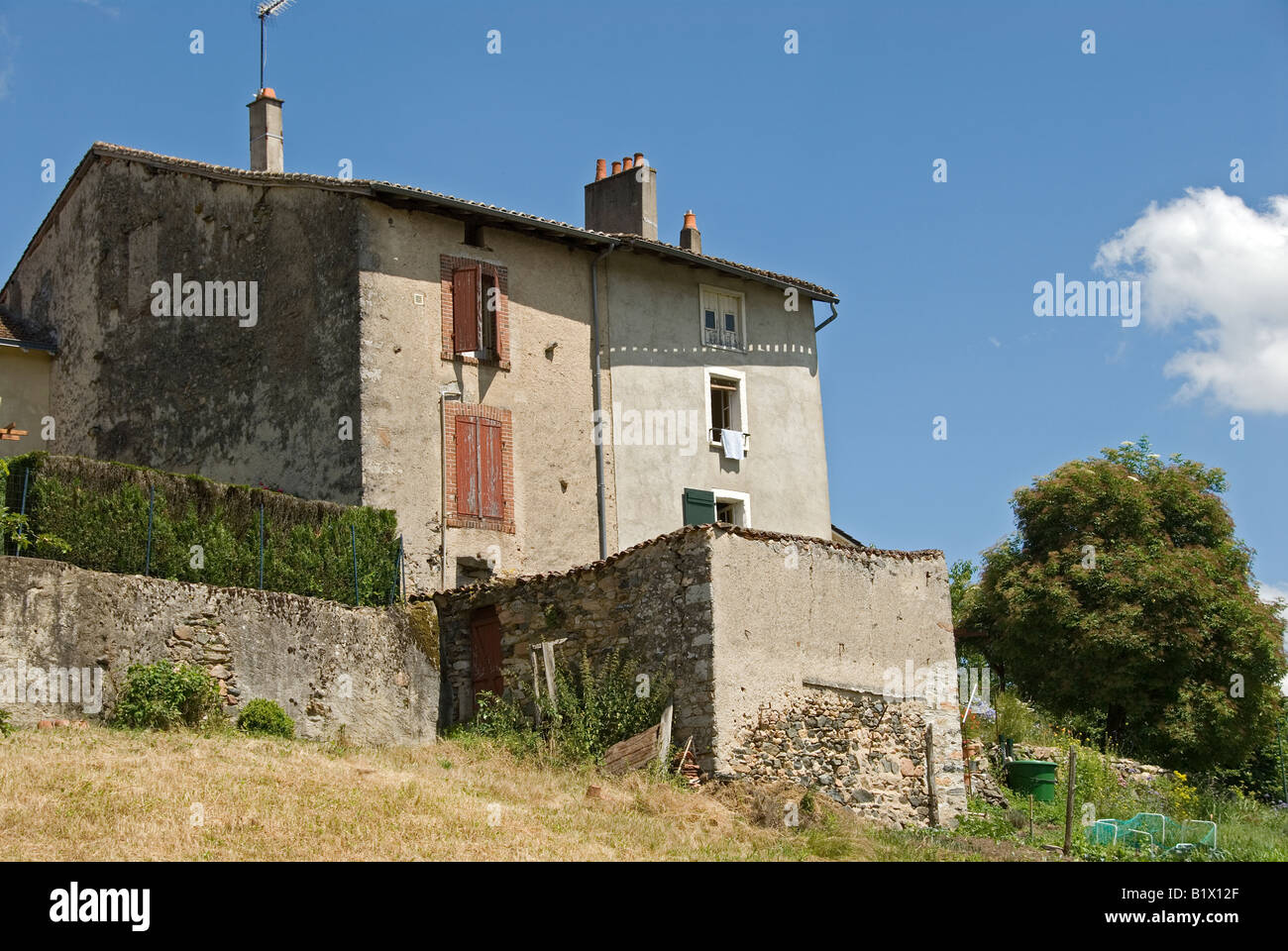 Stock Foto von einem französischen Haus auf einem Hügel das Bild des Hauses befindet sich vor dem Hintergrund der französischen Himmel ble Stockfoto Stock Foto von einem französischen Haus auf einem Hügel das Bild des Hauses befindet sich vor dem Hintergrund der französischen Himmel ble Stockfoto