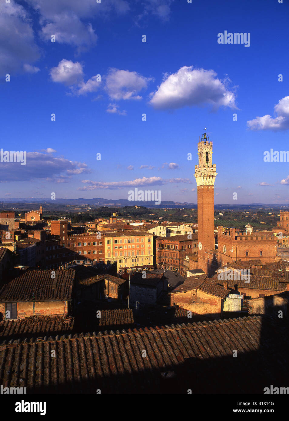 Torre del Mangia und Piazza del Campo im Blick auf den Sonnenuntergang vom Panorama im Museo dell'Opera del Duomo Siena Toskana Italien Stockfoto