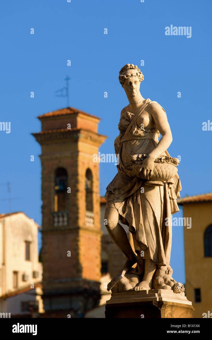 Statue auf der Ponte San Trinita in Florenz Stockfoto