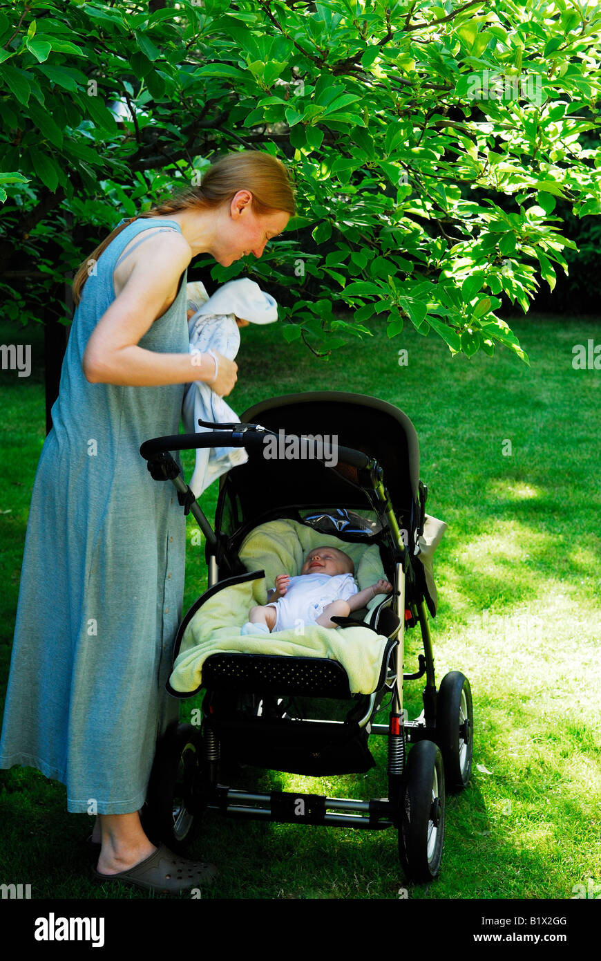 Mutter mit einem Baby, neugeboren, gutes Slip Baby Stockfoto