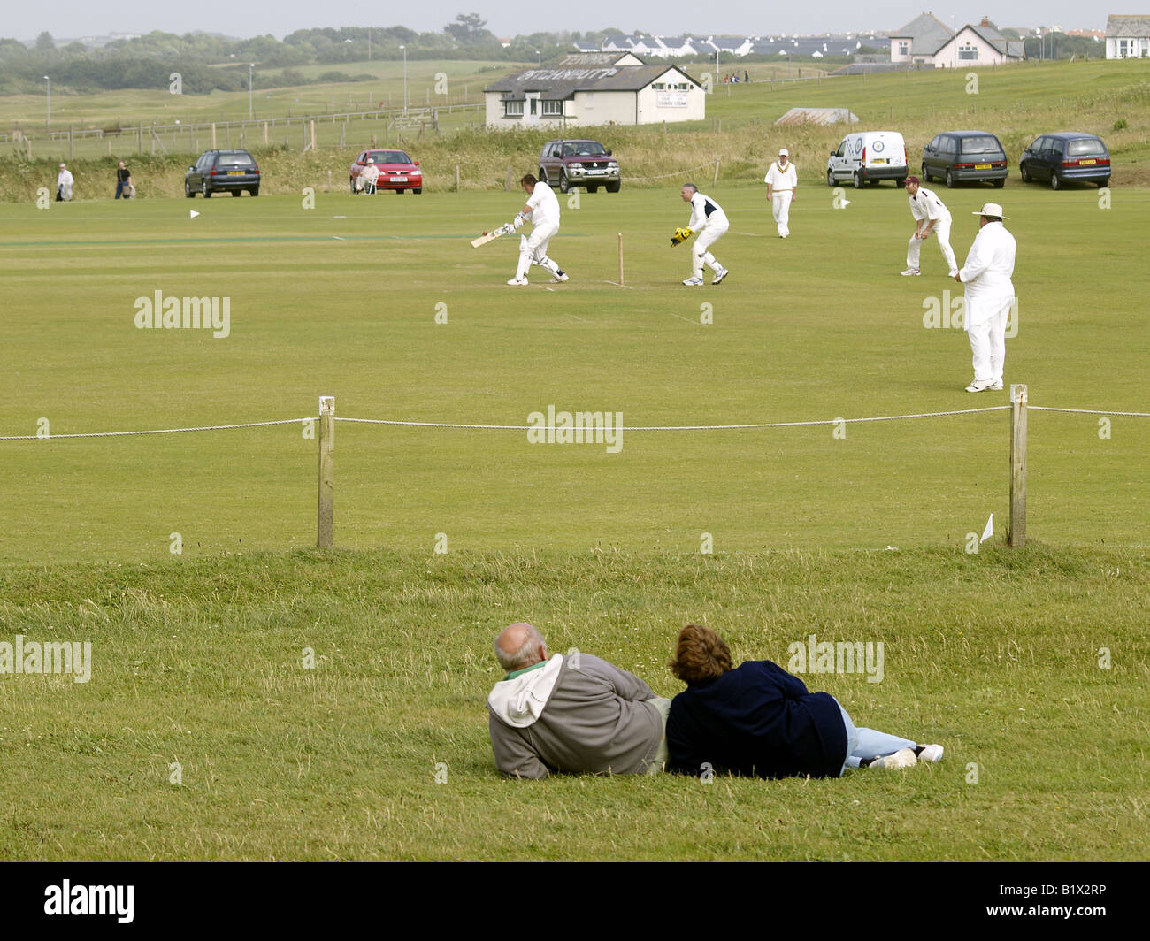 Älteres paar beobachten Amateur Cricket-Match zwischen Bude und Tregony, 28.06.08 Stockfoto