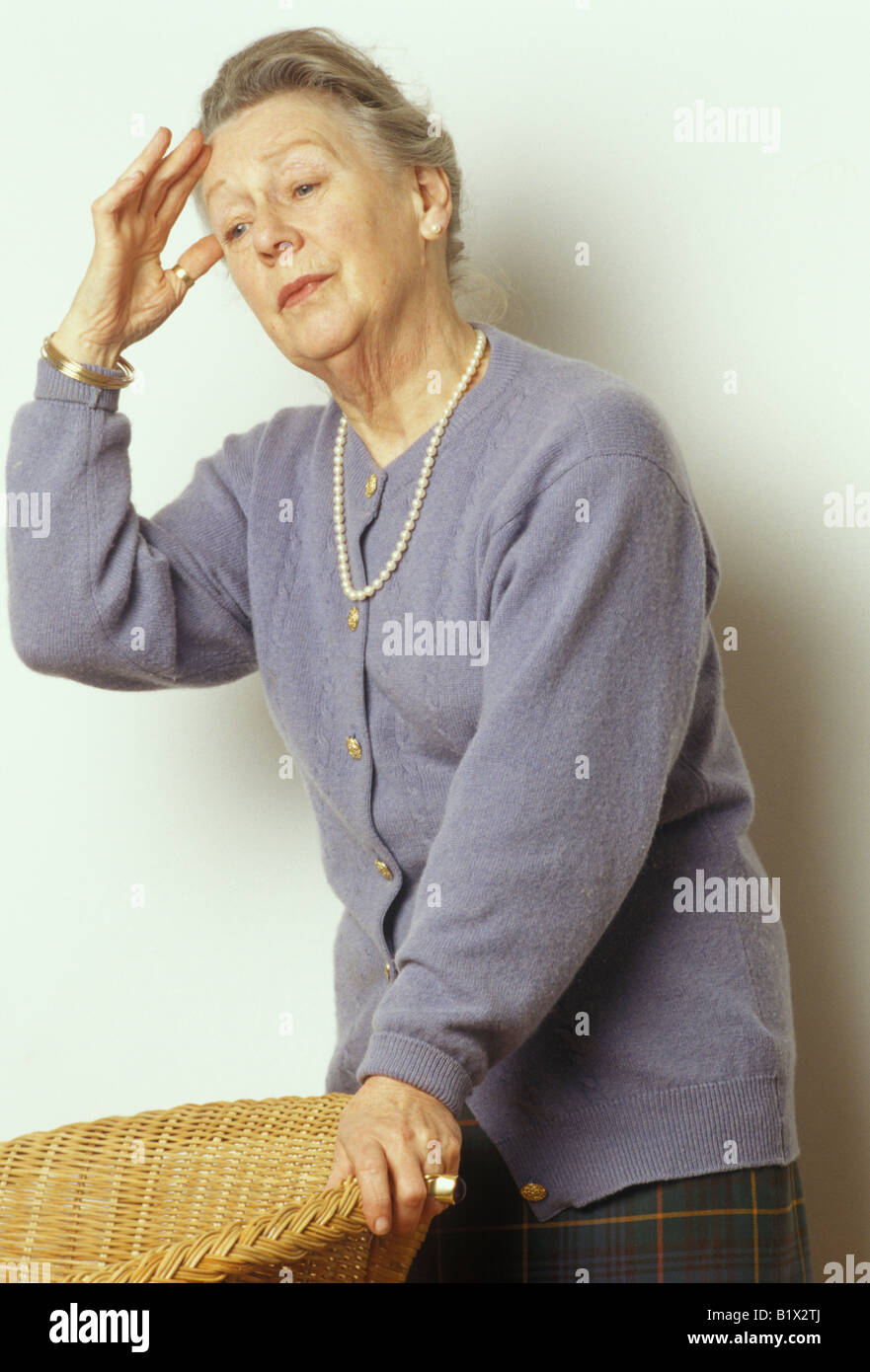 ältere Frau, Schwindelgefühl Stockfoto