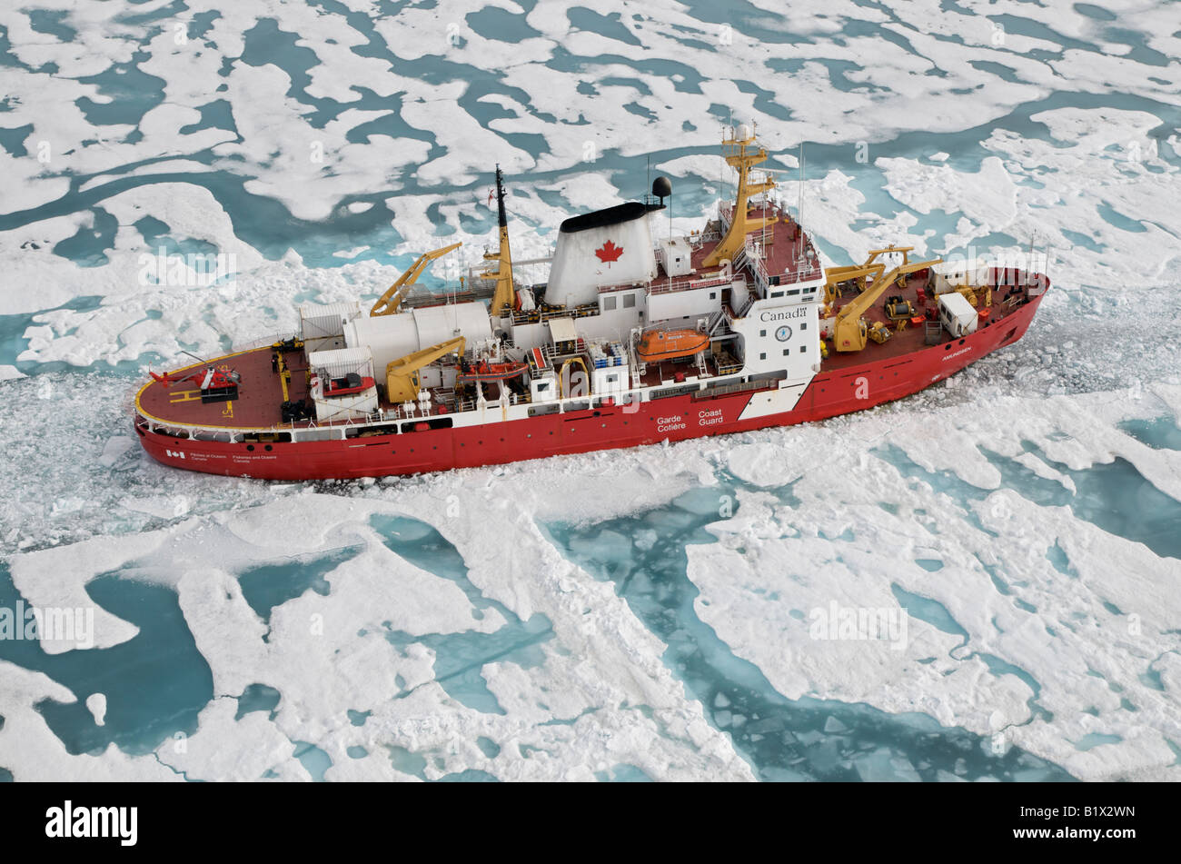 CCGS Amundsen Schiff der kanadischen Küstenwache Icebreaker und Arktisforschung.  Gesehen im Amundsen Golf.  Frühling Zeit Eis. Stockfoto