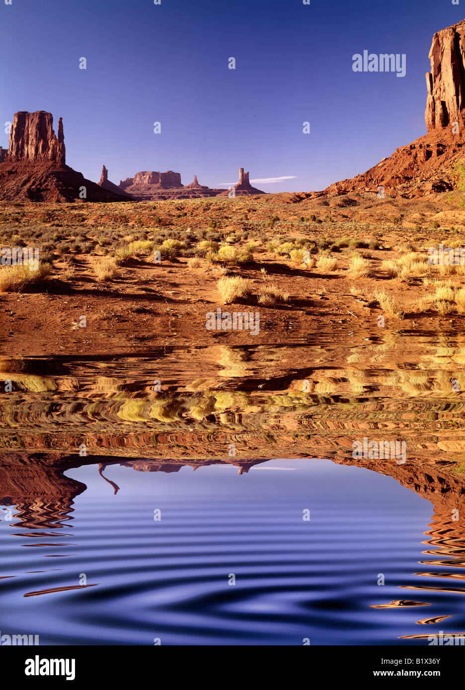 Monument Valley Navajo Tribal Park im nördlichen Arizona widerspiegelt im See Stockfoto