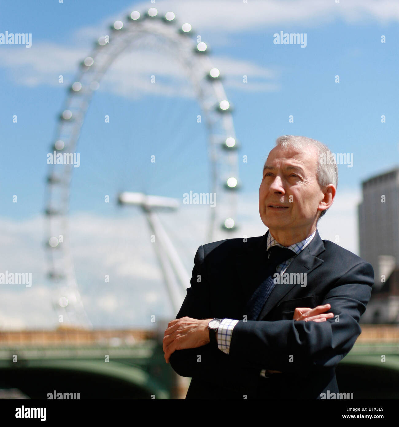 MP Frank Field stehen außerhalb der Houses of Parliament mit dem London Eye im Hintergrund, England. Stockfoto