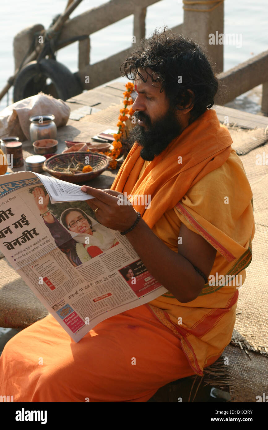 Sadhu lesen die Zeitung am Morgen nach der Ermordung Benazir Bhuttos Stockfoto