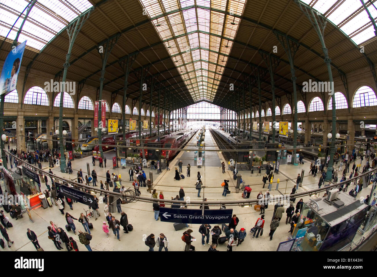 Züge, Plattformen und Passagiere in Paris Gare du Nord Frankreich