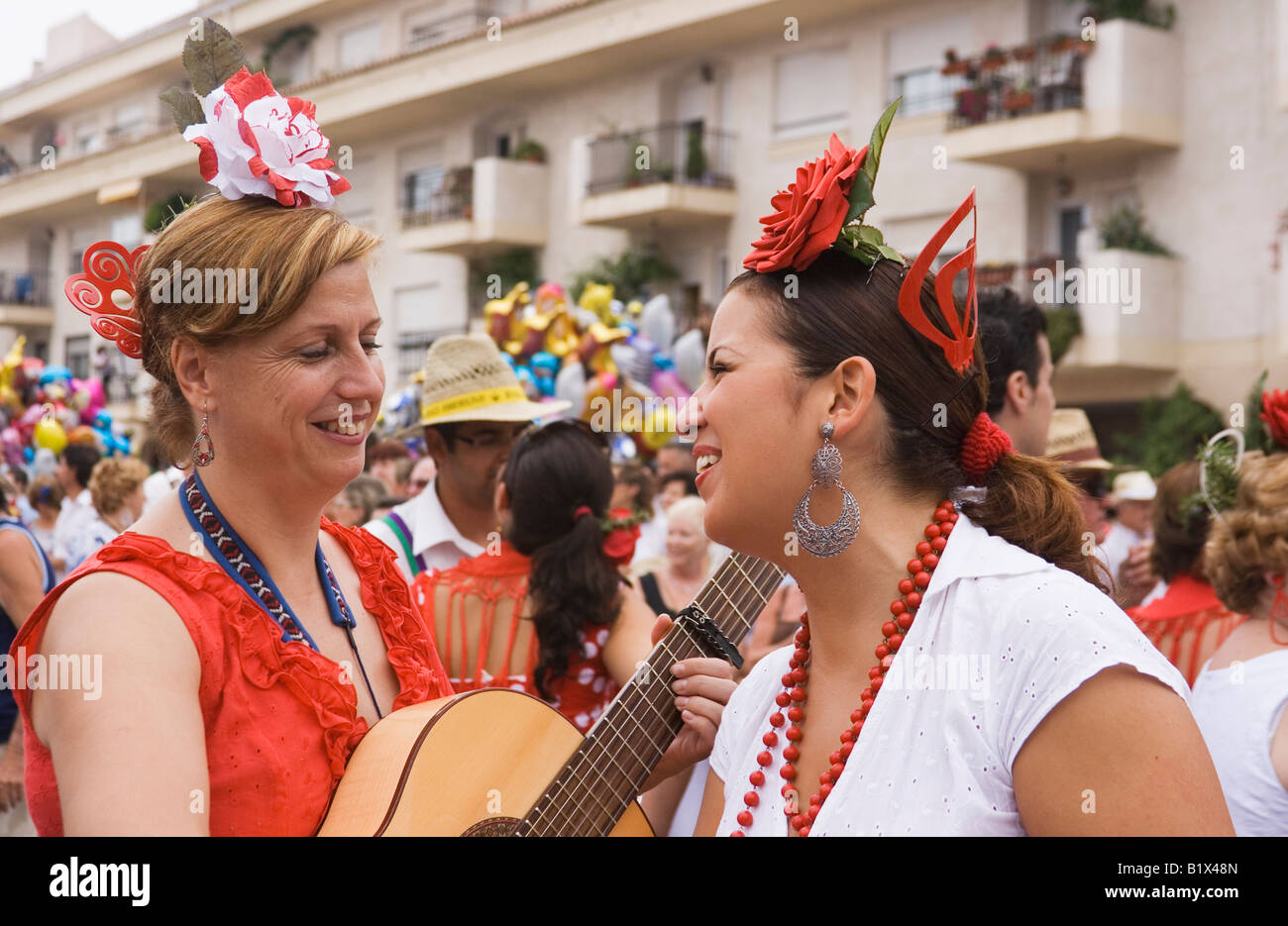 Torremolinos Malaga Provinz Spanien Feria de San Miguel jährliche Romeria zwei spanische Frauen in traditioneller Tracht Stockfoto