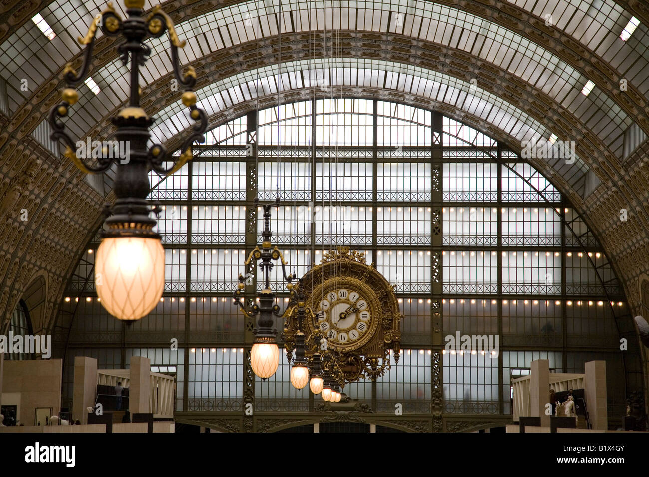 Innere des Musee d ' Orsay D Orsay Art Gallery and Museum zeigt große Uhr Paris Frankreich Europa EU Stockfoto