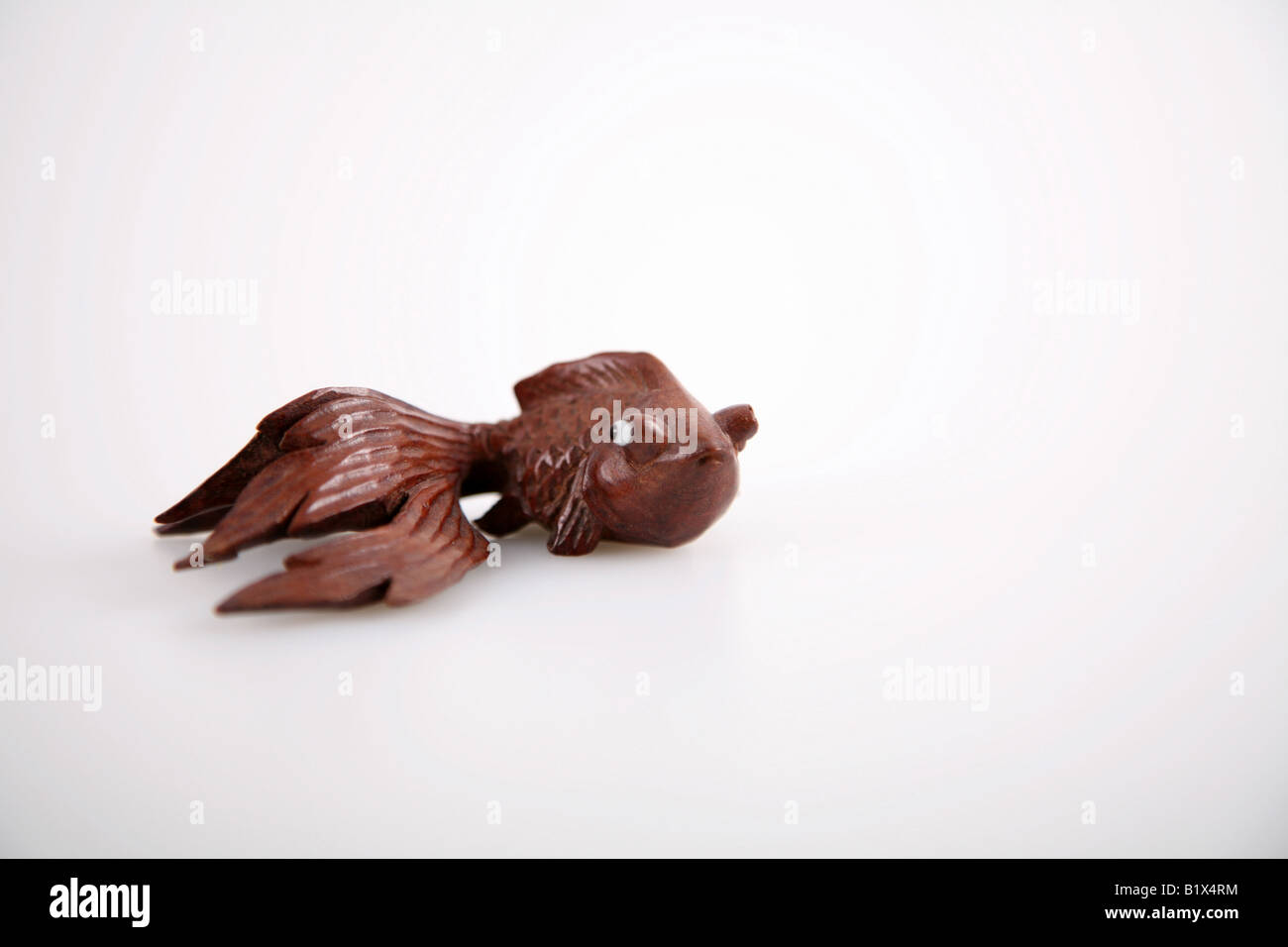 hölzerne Fisch auf weißem Hintergrund Stockfoto