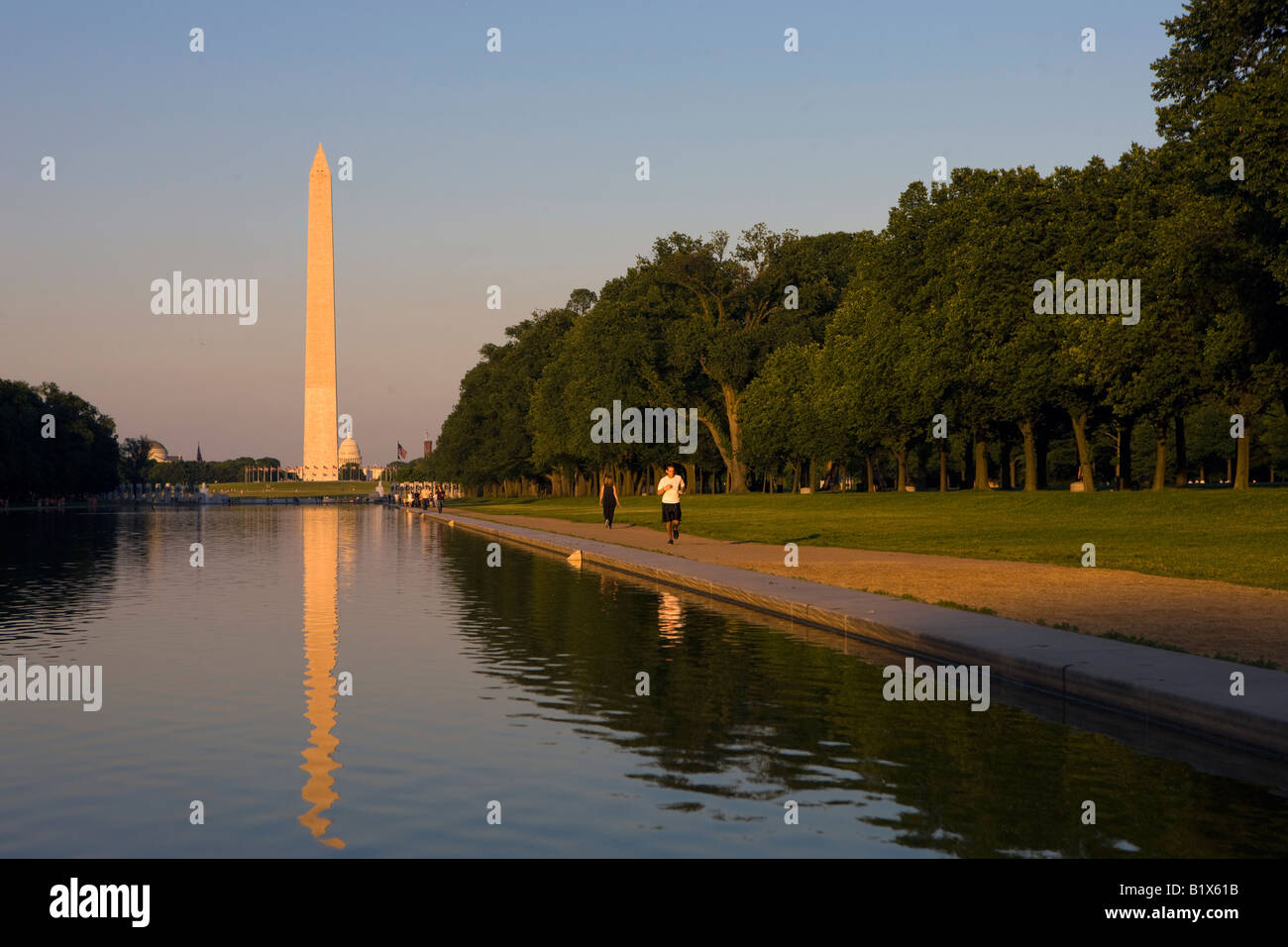 Washington Monument und Reflecting Pool bei Dämmerung Sonnenuntergang National Mall and Memorial Parks Washington DC Vereinigte Staaten von Amerika Stockfoto