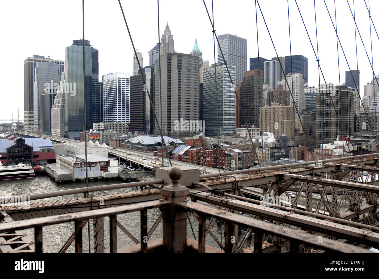 Lower Manhattan Skyline und Pier 17 aus Brooklyn Bridge New York City USA Stockfoto