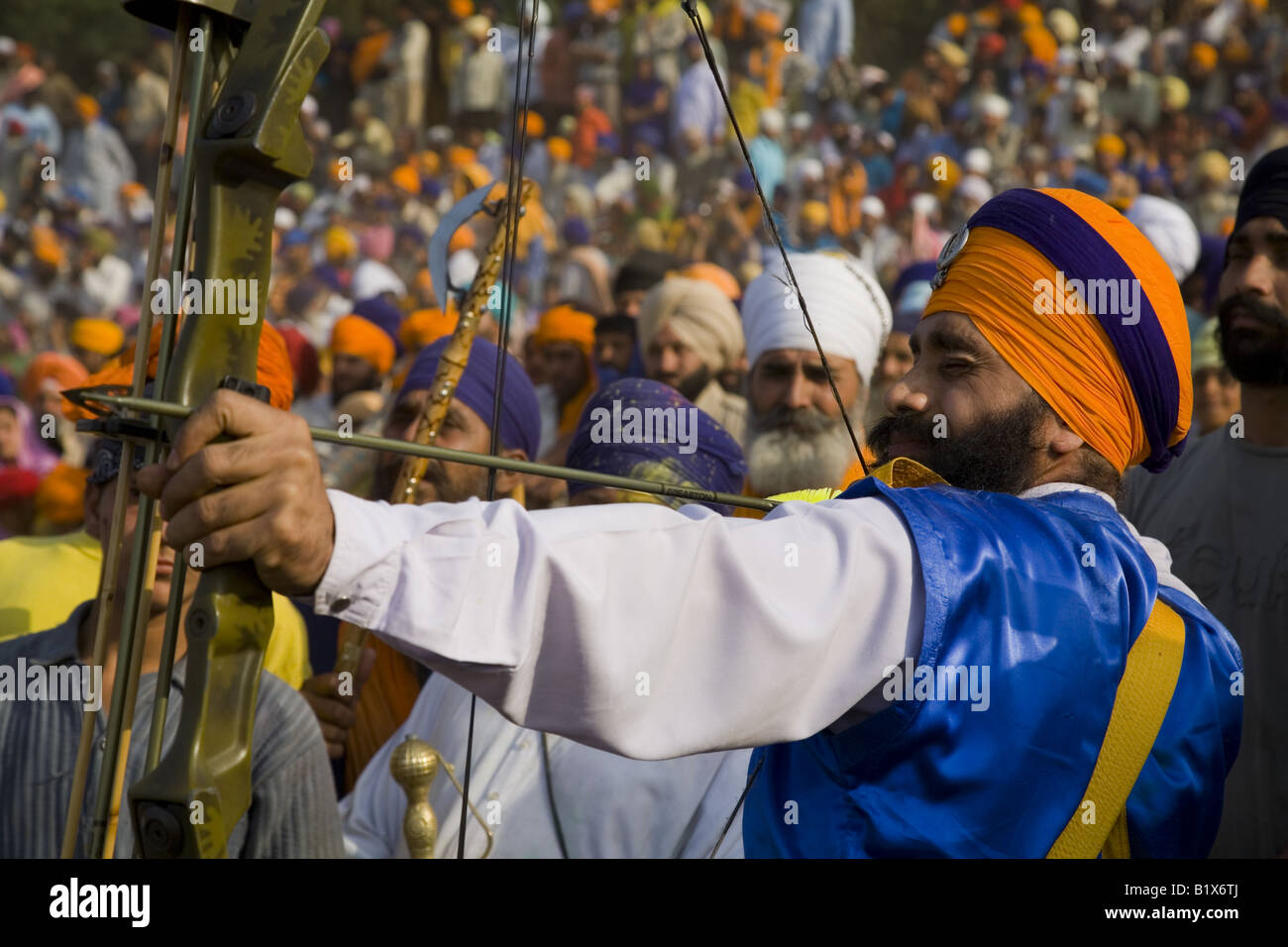 Sikh Nihang Krieger seine Fähigkeiten Bogenschießen während Hola Mohalla Festivals bei Anandpur Sahib anzeigen. Punjab, Indien Stockfoto