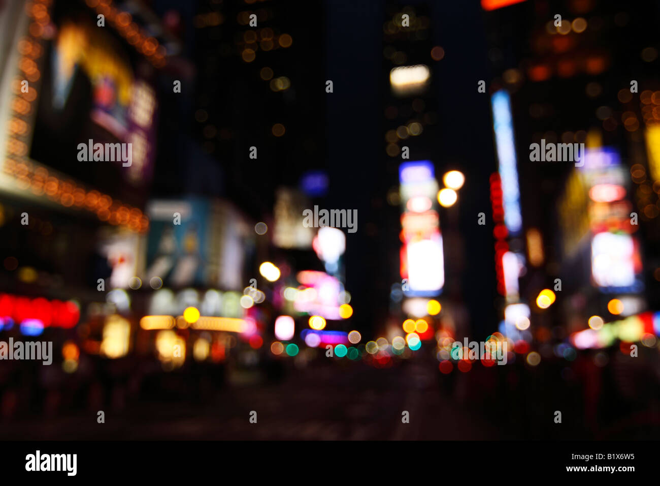 Abstrakten Blick auf Times Square Lichter in der Nacht - New York City, USA (unscharf gestellt um Urheberrechtsverletzungen zu vermeiden) Stockfoto