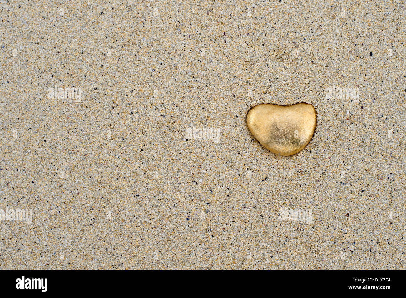 Goldenes Herz geformte Kiesel am Strand bei South Harris, äußeren Hebriden Schottland Stockfoto